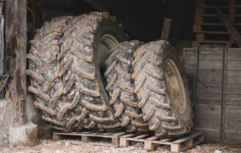 Stockez les pneus agricoles debout