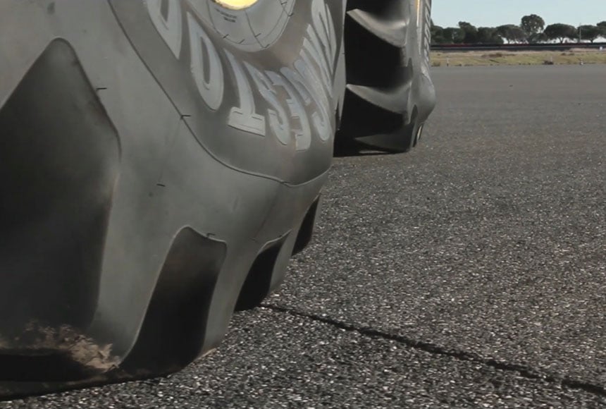 Déflexion du pneu de tracteur au contact du sol