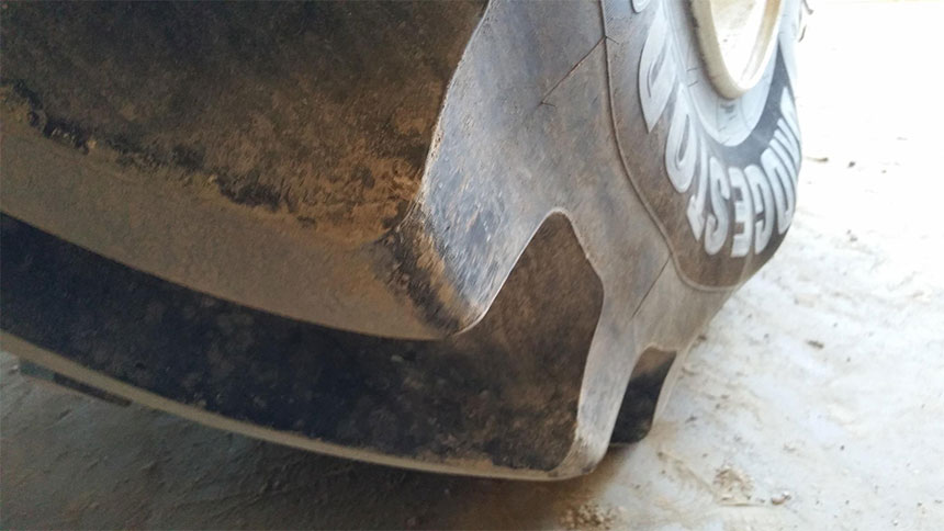 Le pneu a un diamètre hors charge qui correspond à ses dimensions, cependant lorsqu’il est en charge il s’écrase au niveau du sol