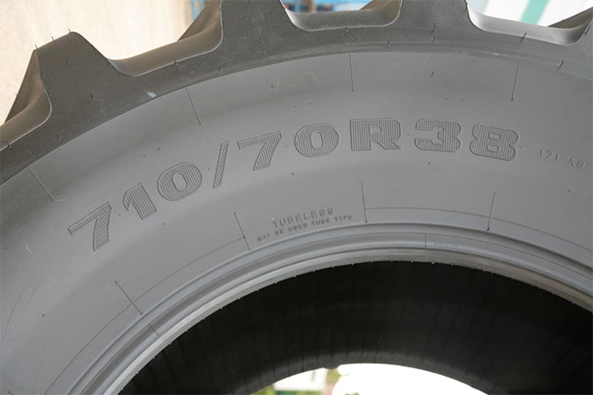 Marquage sur le flanc du pneu de la largeur de section qui correspond à 710 mm