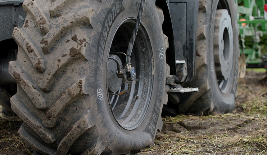 Les pneus VF VT-TRACTOR peuvent travailler à 0,6 bar de pression avec des jantes premium