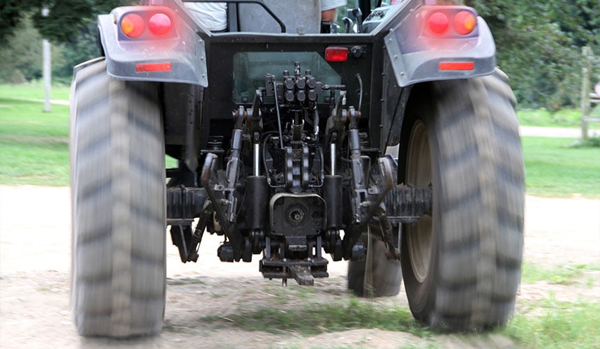 La rapidité de décélération est liée à la vitesse, à la masse du tracteur et à l’adhérence des pneus au sol