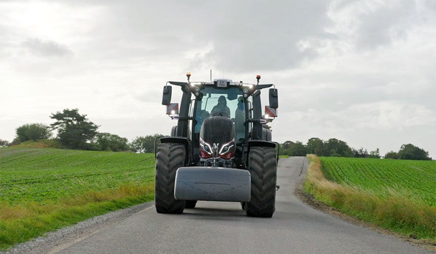 Quel est le comportement des pneus agricoles en virage sur route