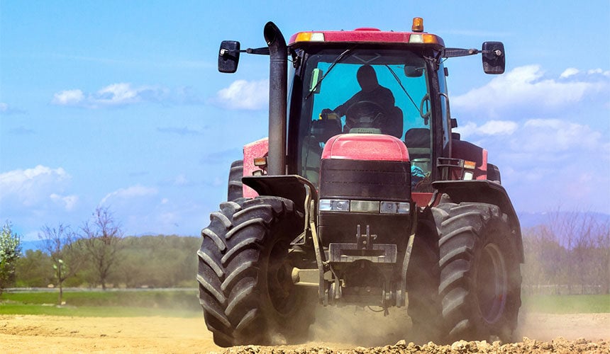 Le freinage en virage déleste tout le tracteur sur le pneu avant extérieur