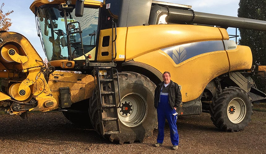 Moissonneuse New Holland CR 9080 équipée en pneus VT-Combine