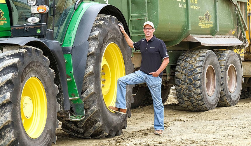 Tracteur John Deere 6215R équipé en pneus VX-TRACTOR