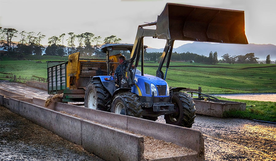 Tracteur équipé pour la polyculture élevage